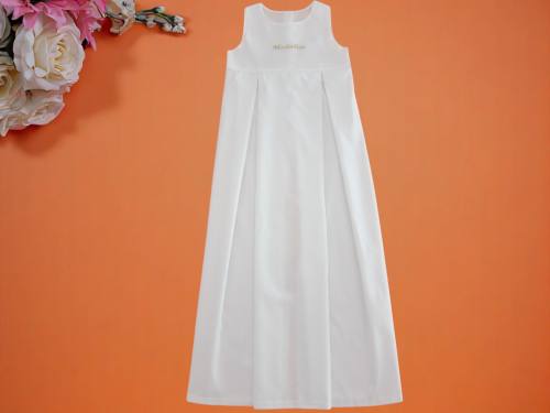 Taufkleid mit Name in gold auf Vorderteil