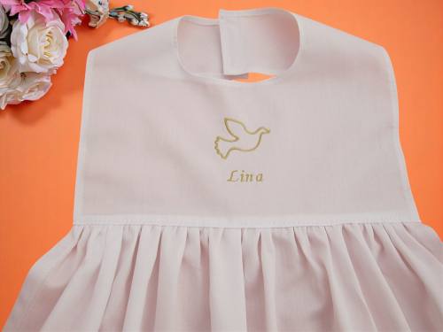 Nahaufnahme Taufaufleger mit Motiv und darunter Name in gold